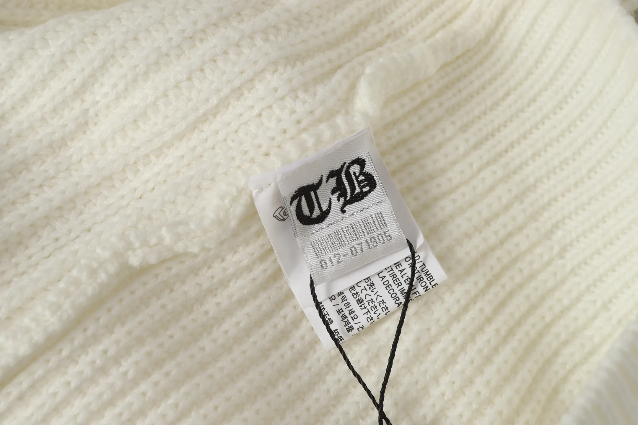 P270 #M902 Cross-border model, please do not place an order if you are pursuing quality - Chrome Hearts/Chrome Hearts cross leather✝️Frayed knitted sweater - High weight, high density and high quality. The wool is soft, delicate and skin-friendly. It feels soft and silky. It has excellent warmth and skin-friendly properties - Custom-woven and dyed with no color difference. No matter the fabric or workmanship details, it beats the ordinary version on the market - Hardware zipper accessories are all customized and full of details -Colour: off-white -Size: S M L XL